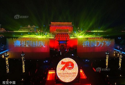 西安舉辦城墻光影展演 吸引眾多市民